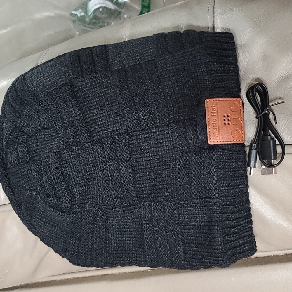 Fashion Music Hat Wireless Bluetooth Black Sweater Knit Fuzzy Lining NWOT